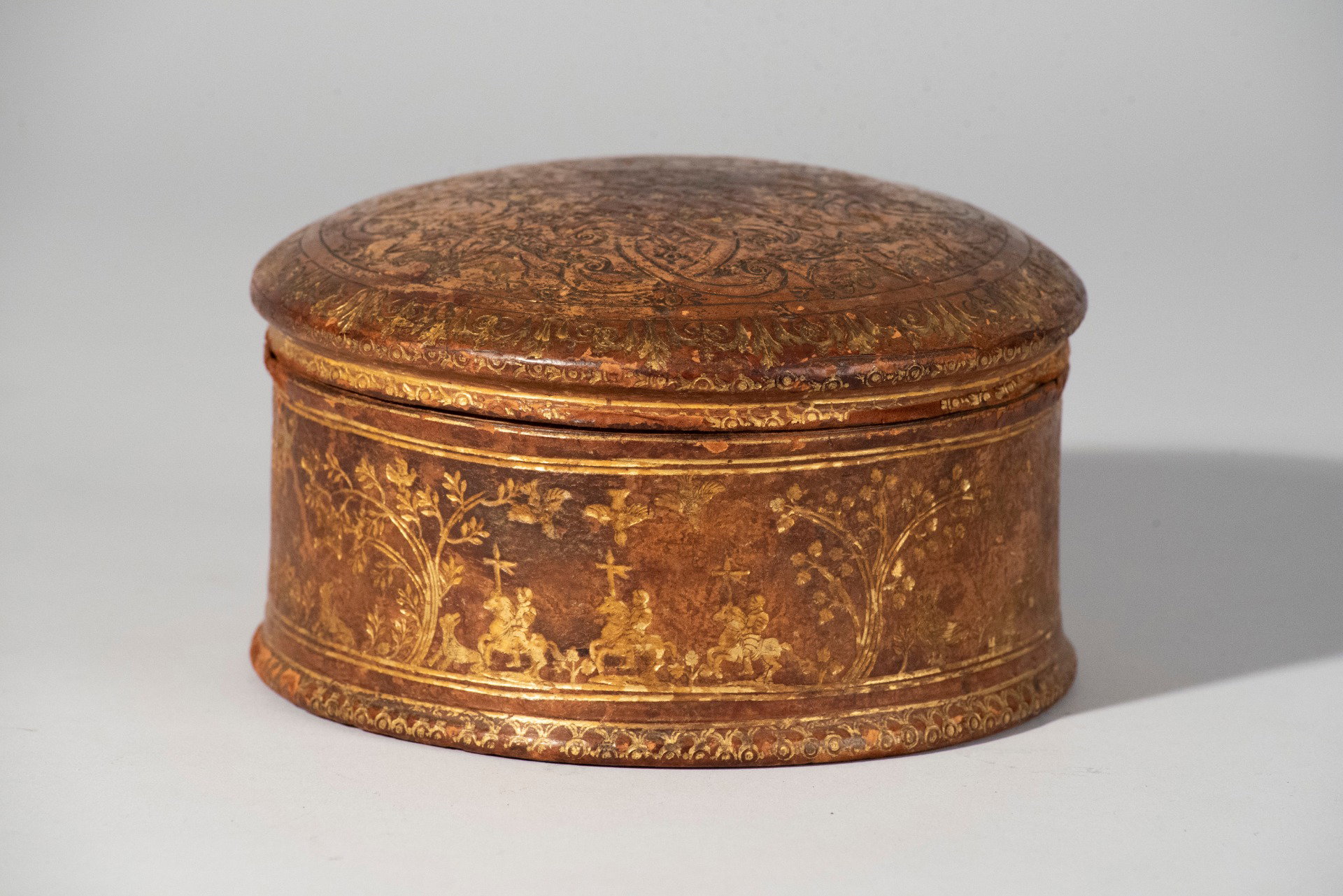 Venice, (Late 18th Century - Early 19th Century), Round tobacco box, leather and arte povera